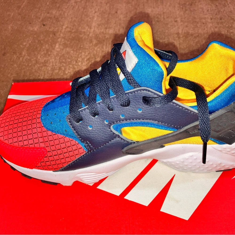 Nike Huaraches Run Now tennis shoes